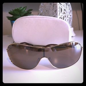 **SOLD***WOMANS OAKLEYS SUNGLASSES